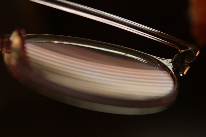 Gros plan sur un verre de lunettes