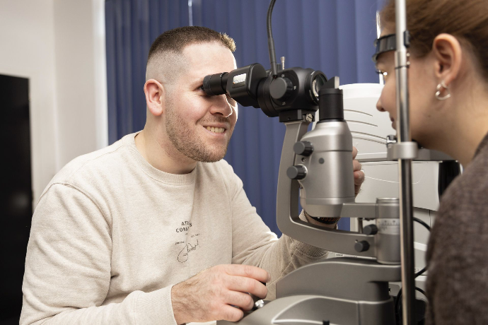 Examen de vue chez Optique Mauën à Châtelet